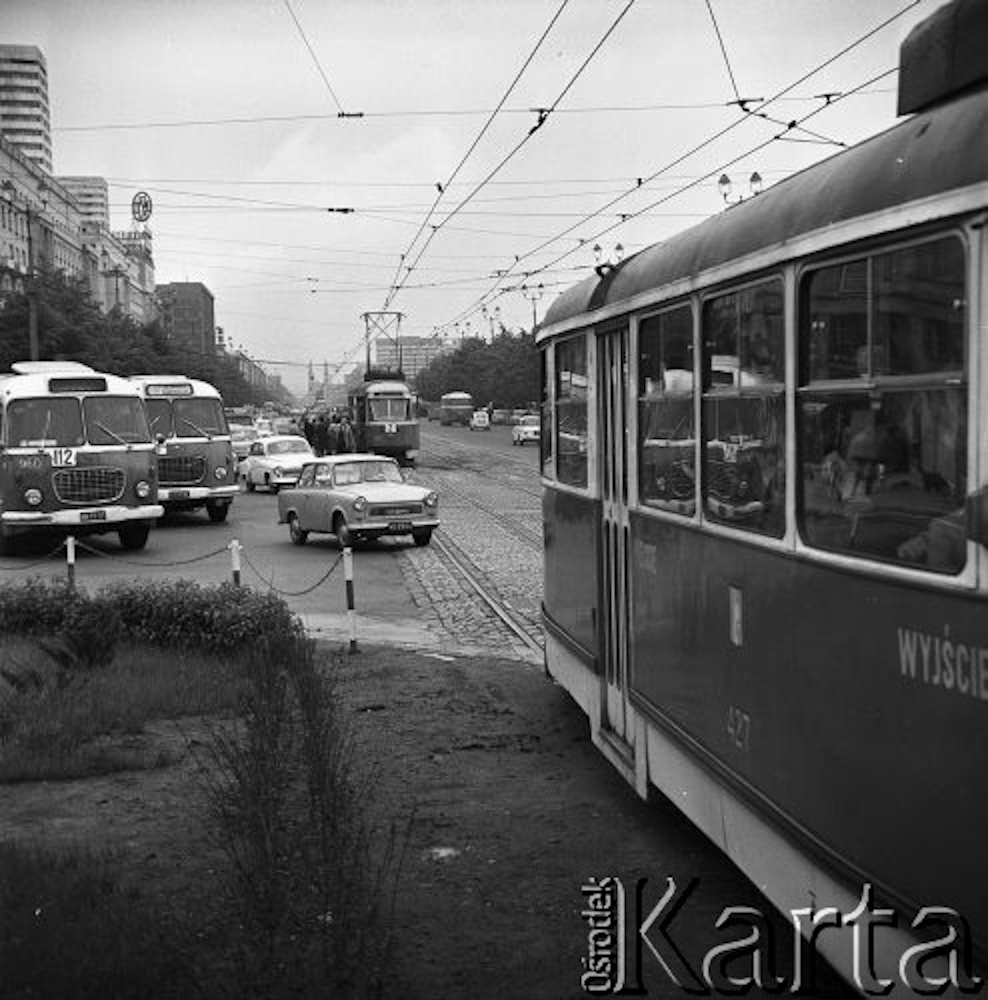427
Skrzyżowanie ulic Marszałkowskiej z Królewską. Na pierwszym planie ludzie siedzący w tramwaju.
Fot. Jarosław Tarań, zbiory Ośrodka KARTA
Słowa kluczowe: 427