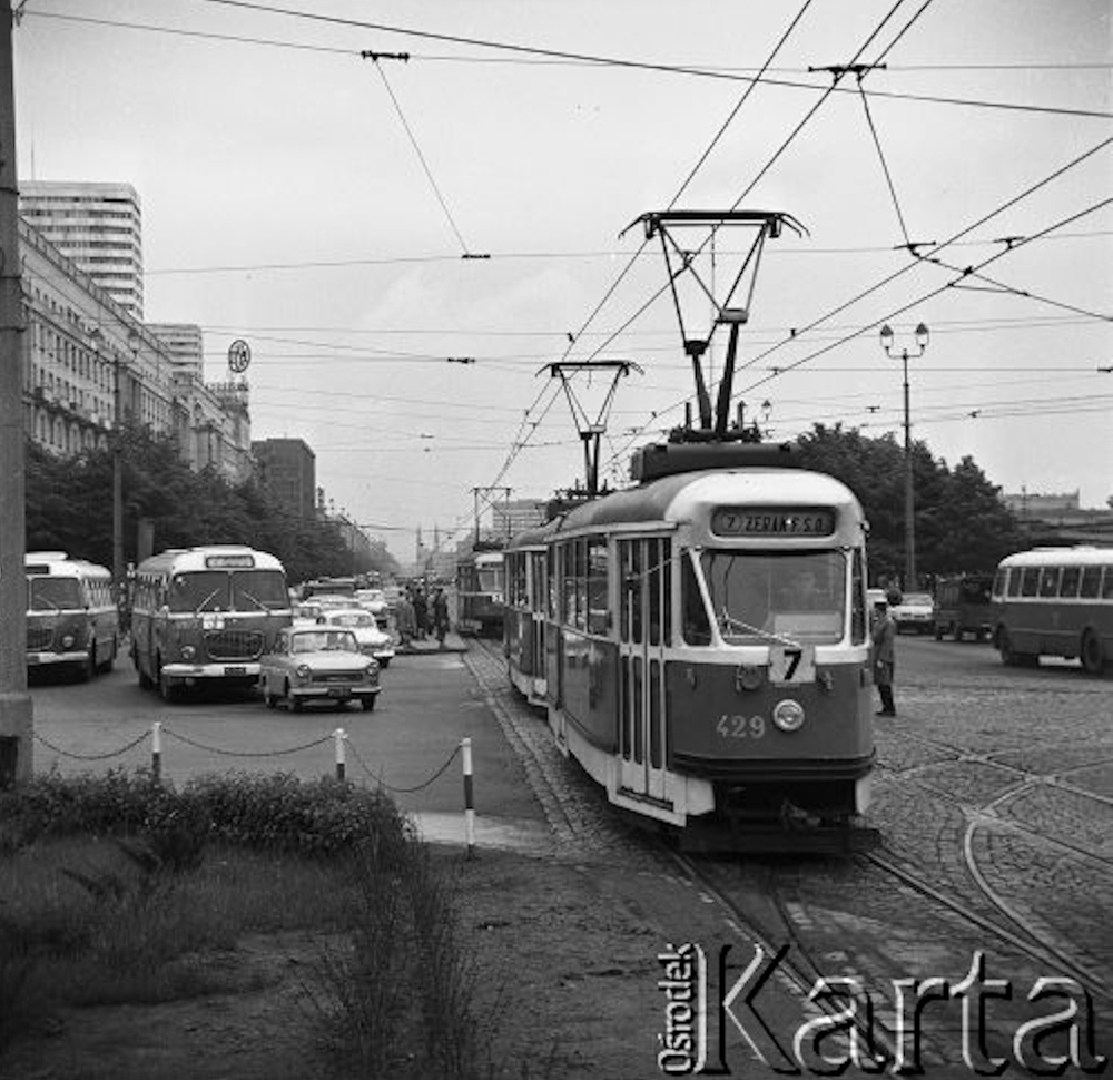 429
Skrzyżowanie ulic Marszałkowskiej z Królewską. Na pierwszym tramwaj jadący w kierunku Żerań FSO, w tle ruch uliczny.
Fot. Jarosław Tarań, zbiory Ośrodka KARTA
Słowa kluczowe: 429 7