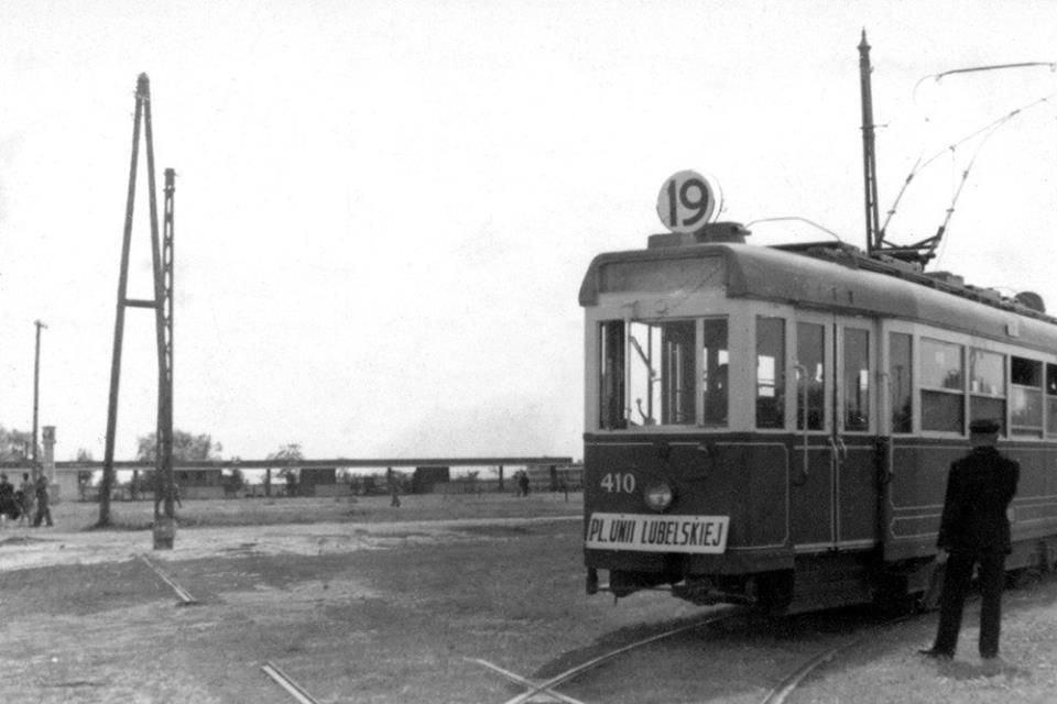 410
Pętla Służewiec -  tramwaj wyrusza w trasę na Plac Unii Lubelskiej. 

Nie mogę ustalić, co to za resztki bocznicy...
Słowa kluczowe: 410