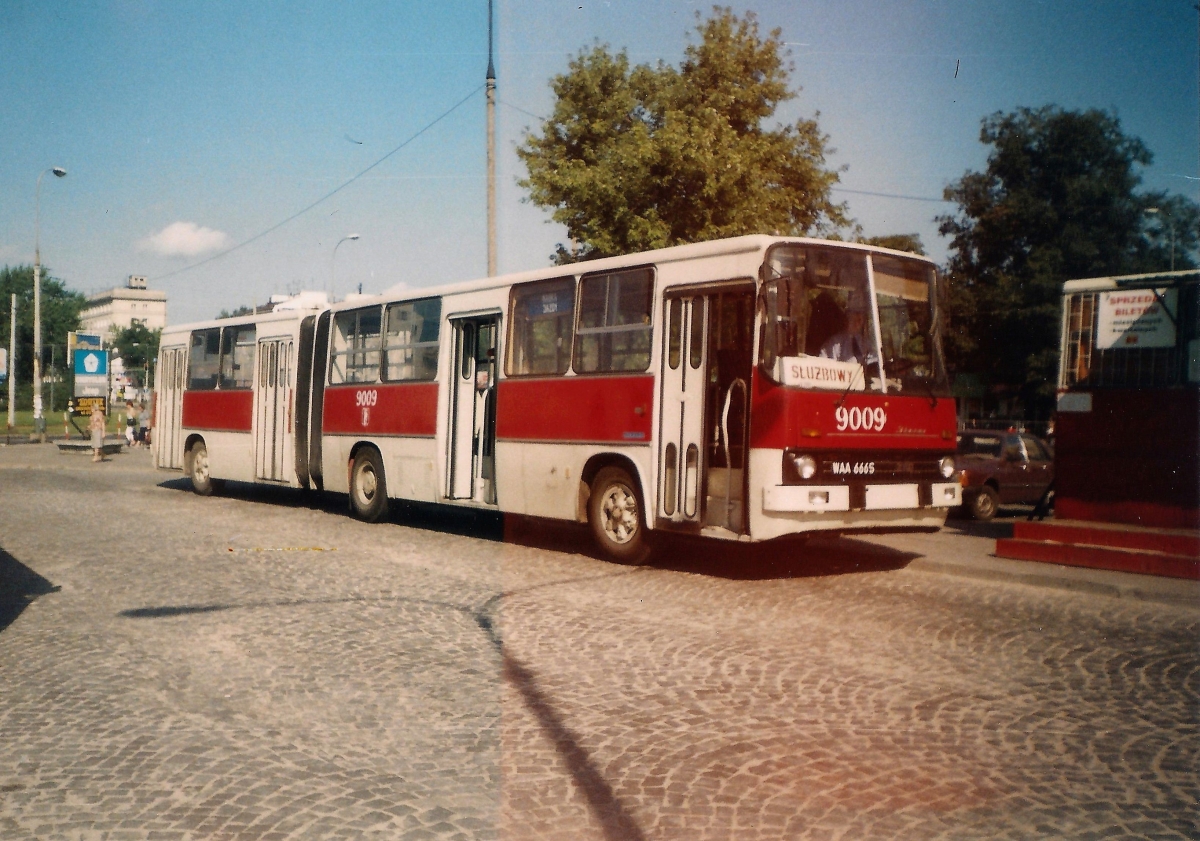 9009
Rzut oka na historyczny ikarus przed wycieczką. 9009 był pierwszym takim historycznym pojazdem, robił wrażenie ale miał mało historyczny życiorys i długo nie pociągnął. Ale do dzisiaj dobrze pamiętam i miło wspominam moją pierwszą wycieczkę z KMKM po wschodnich okolicach Warszawy. 

Ikarus 280.T4 / prod. 1982 jako Ikarus 260.02 / 03.1989 na stan / kasacja 04.2002 / od 15.07.2000 malowanie historyczne > TMMB Bydgoszcz
