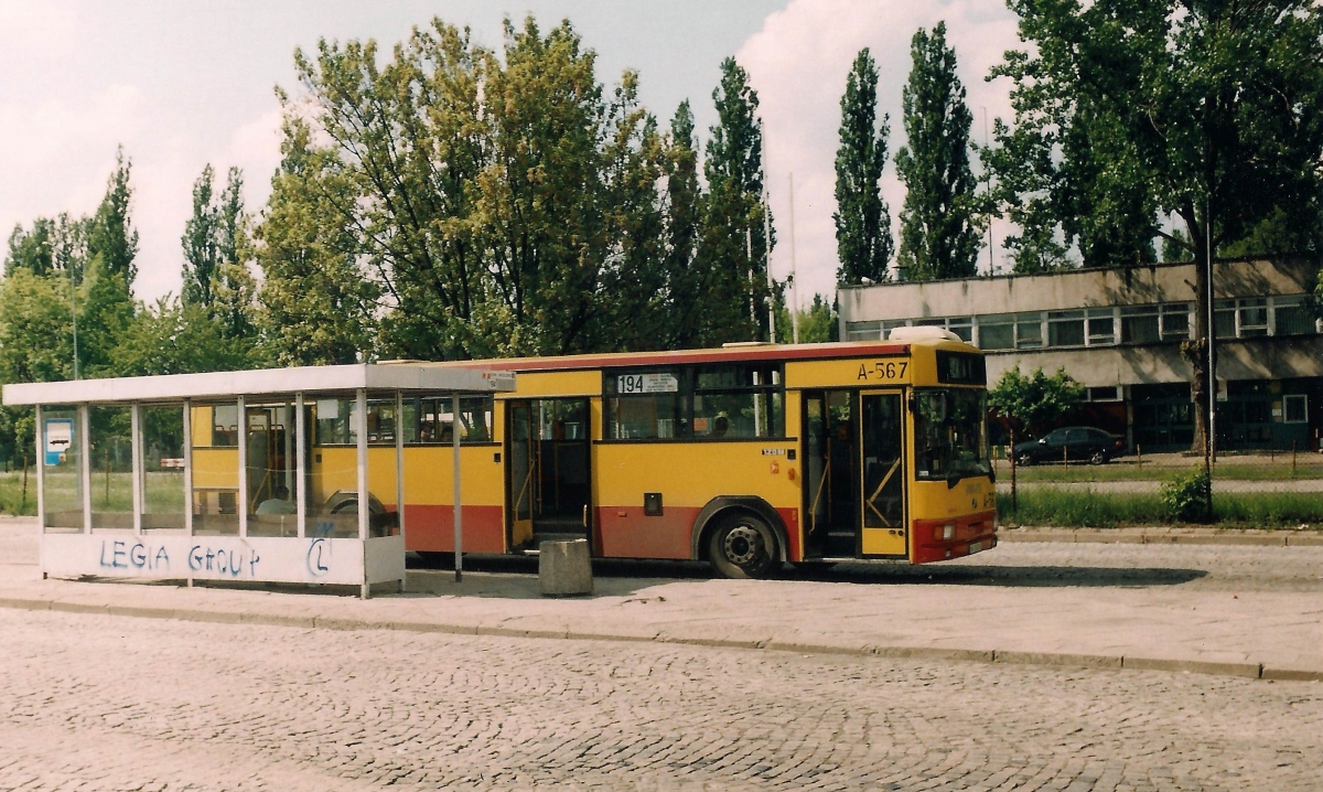 A567
Jelcz 120M - jaka to była ulga jeździć takimi nowymi wozami po zdezelowanych M11 i PRach, które jeździły na Grodziowych liniach do 2000 roku...

Jelcz 120M / Prod. 2001 / Skreślenie 04.2004 / -> MPK Wałbrzych #246
