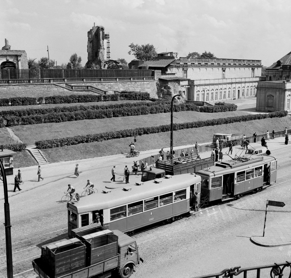 737+1360
Źródło: fortepan.hu / UWM Libraries.
Słowa kluczowe: 1360 737 wagonN P15 alejaSolidarności