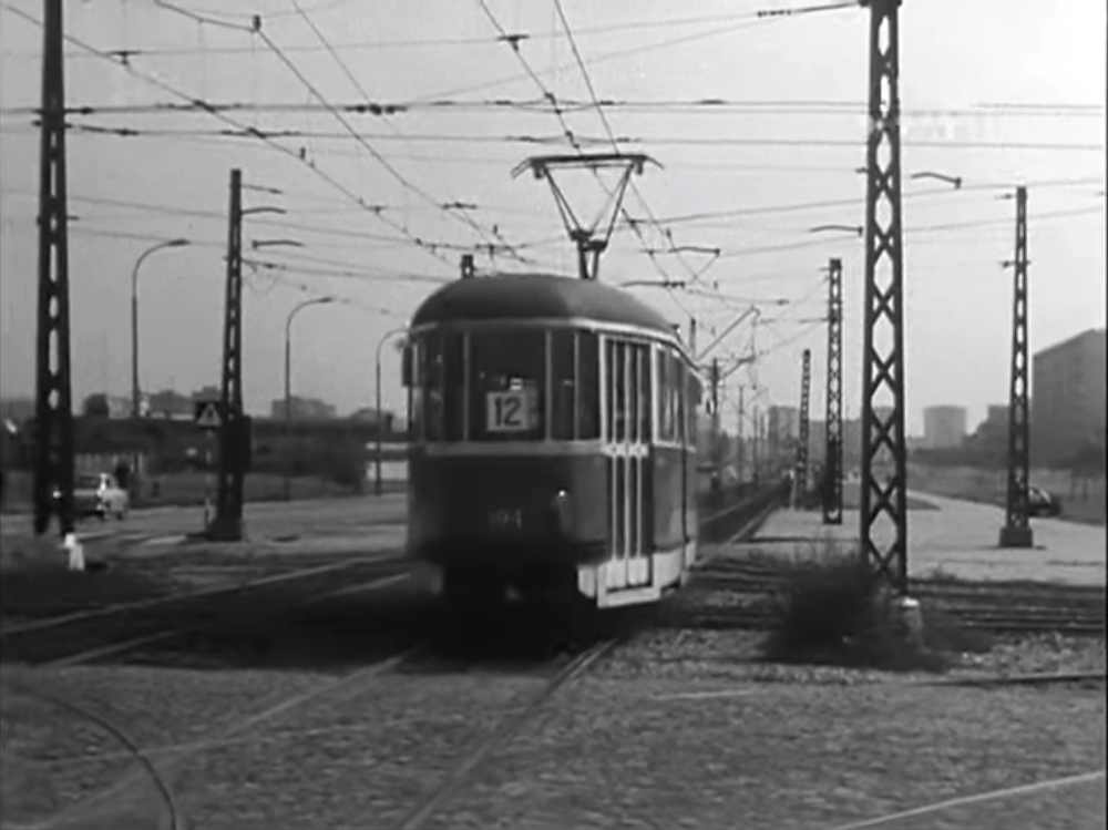 194
Obecnie samo skrzyżowanie, jak i okolica wyglądają zupełnie inaczej. Kadr z Telewizyjnego Kuriera Warszawskiego z dnia 11.08.1971.
Słowa kluczowe: 13N 194 12 Komarowa Woronicza