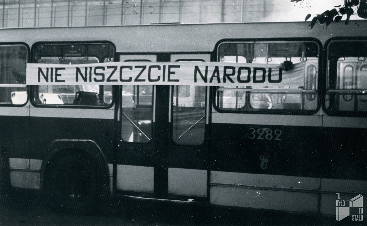 3282
Protesty w dniach 3-5.08.1981.
Fot. Ewa Tryuk-Blanc, Społeczne Archiwum Warszawy (www.tubylotustalo.pl/spoleczne-archiwum) 
Słowa kluczowe: PR100 3282 Marszałkowska