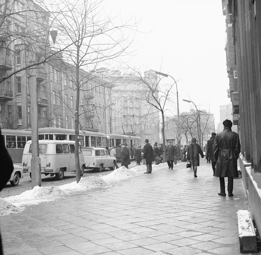 384
Marszałkowska w kierunku pl. Unii Lubelskiej. Wóz 384 to ten jadący w kierunku centrum, pozostałych numerów nie widać.
Zdjęcie ze zbiorów NAC, fot. Grażyna Rutowska.
Słowa kluczowe: 13N 384 Marszałkowska