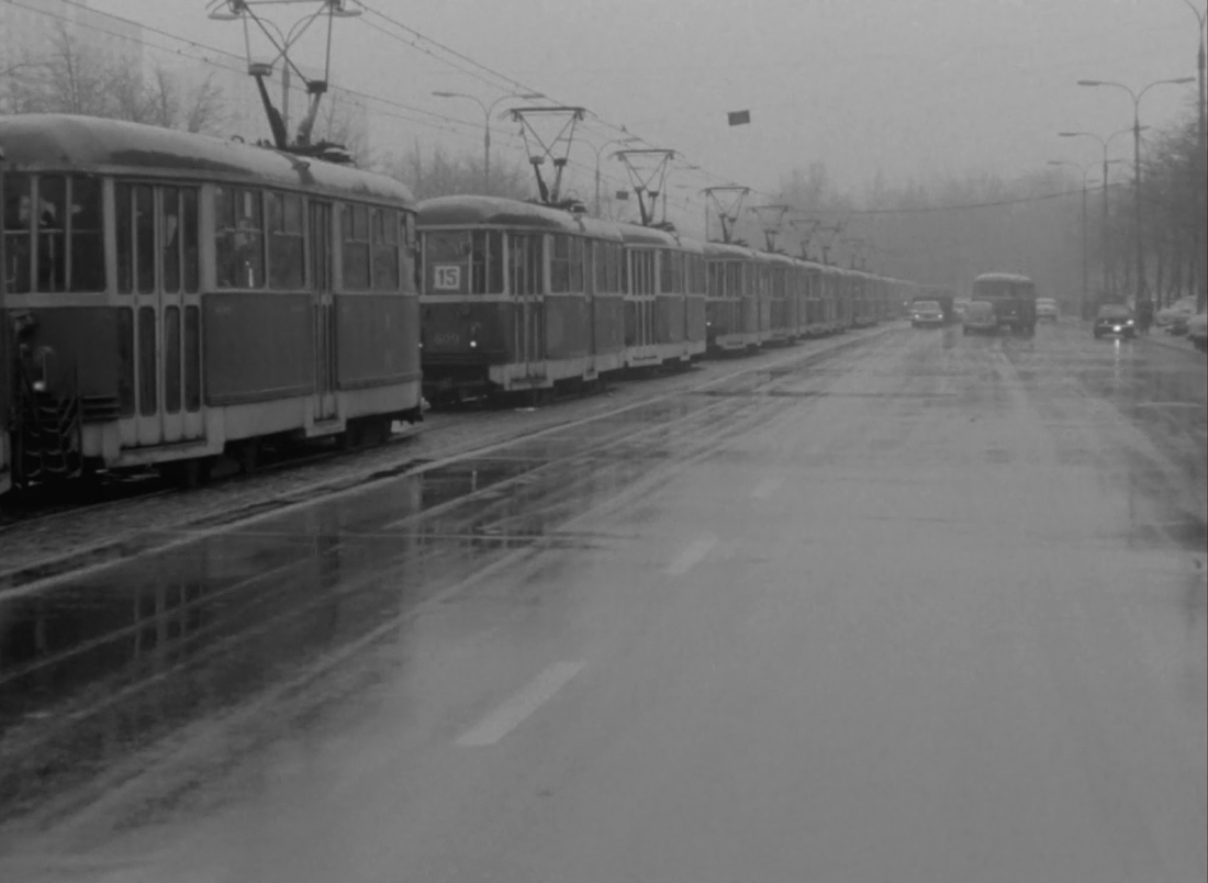 608+609
Kadr z filmu "Trudności bardzo obiektywne".
Słowa kluczowe: 13N 608+609 Marszałkowska zatrzymanie