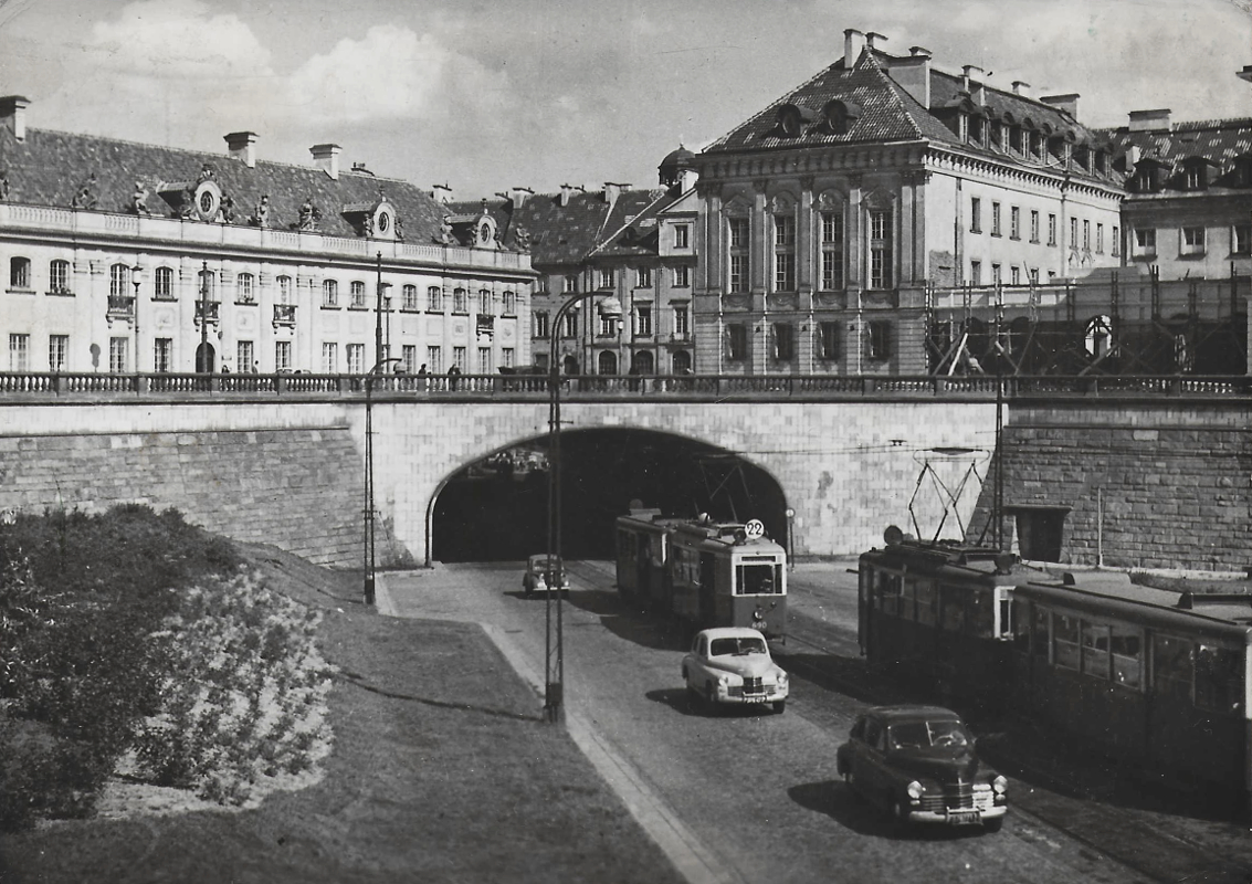 690
Wagon 690, który w 1963 roku wraz z doczepą 1737 posłużył do budowy jednego z wagonów PN (0-601). Fot. Teodor Hermańczyk - pocztówka.
Słowa kluczowe: wagonN wagonND 690 TrasaW-Z alejaSolidarności