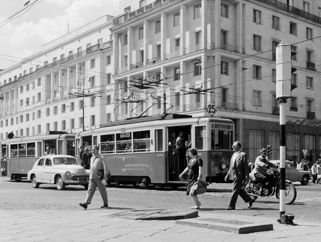 841+1831
Źródło: fortepan.hu / UWM Libraries.
Słowa kluczowe: wagon4N wagon4ND 841 1831 AlejeJerozolimskie