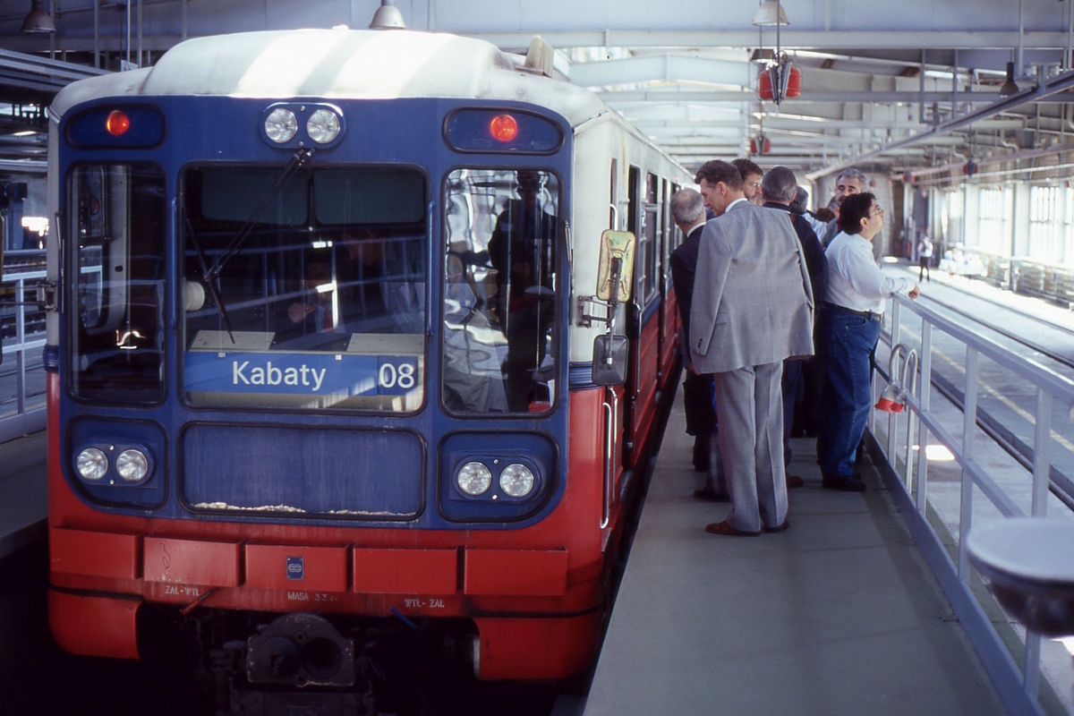 STP Kabaty
STP Kabaty, wagon 81-572 nr 015 lub 016.

Fot. Robert Mitchell
https://flickr.com/photos/148834443@N06/49994519063/
Słowa kluczowe: metro STPKabaty 81-572