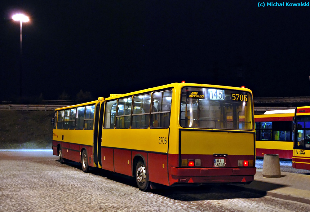 5706
Ikarus 280.70E prod. 1997.

23:25, za moment odjazd. Dawno już o tej godzinie nie widziałem ikara, który by właśnie startował - na dodatek na jedną z dłuższych tras w mieście. Po północy dopiero zajedzie na Wiatraczną...

To jakaś BWL'a zapewne...
 
Przy okazji mam pytanie - jakim cudem ostatni kurs 509 z Gocławia robi R10? Nie uwierzę, że SU18 codziennie przebiera się w jakąś nockę w drodze z Nowodworów...
Słowa kluczowe: IK280 5706 145 ŻerańFSO