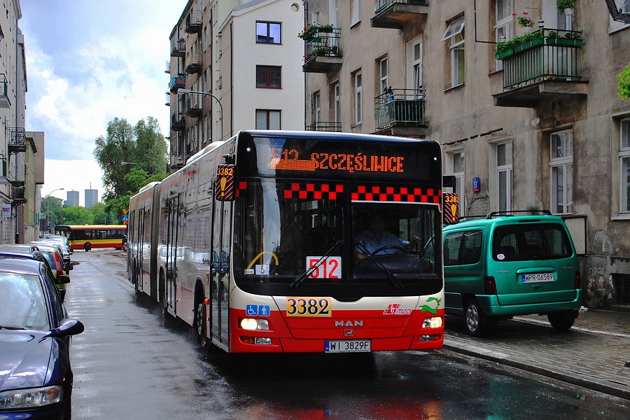 3382
MAN NG313 Lion's City G (A23) prod. 2006. Autobus na ulicy Kępnej czyli niezwykłe objazdy spowodowane falą powodziową na Wiśle oraz przerwaniem wału przeciwpowodziowego w rejonie Portu Praskiego.
Słowa kluczowe: LionsCityG 3382 512 Kępna