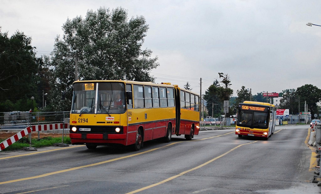 2194
Ikarus 280.26 prod. 1988 [RABA D2156/192KM]. 
Słowa kluczowe: IK280 2194 186 Modlińska Przełomy