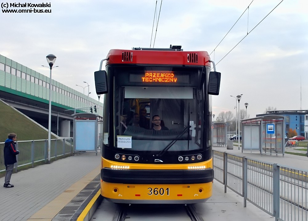 3601
Pesa 128N prod. 2014. 

Testy w trakcie, tramwaje prawdopodobnie lada tydzień wyjadą tu liniowo i jako dowozówki do centralnego odcinka II linii metra.

Wnętrza nie mogę Wam na razie pokazać, ponieważ obiecałem to załodze tego Jazza (pełno tam kabli, złączek, urządzeń pomiarowych, zeszytów z notatkami, pootwieranych paneli itd). W każdym razie jest o niebo lepiej niż w 120NaDuo, bo pojawiło się kilka zmian, np.podłoga bez podcięć do wewnątrz, dzięki czemu próg w drzwiach jest o 5 cm. bliższy krawędzi zatoki przystankowej. W związku z tym wygodniej się też siedzi (szczególnie pasażerom płci męskiej). Zastosowanie wózków bezosiowych wyprostowało podłogę - jest płaska jak stół na całej długości wagonu. Inaczej niż w SwingachDuo rozmieszczono nagrzewnice. Światła dzienne są mistrzowskie, choć nie wyszły aż tak dobrze na zdjęciu jak realnie się prezentują...
Słowa kluczowe: 128N 3601 PT TMP StareSwidry