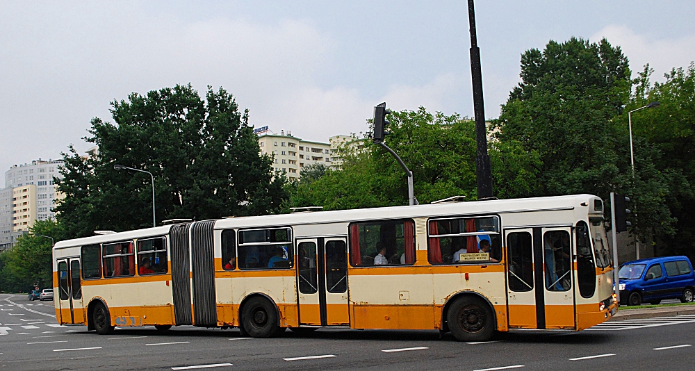 70504
Ikarus Zemun 160P [WS Mielec SW680/185KM]. W pełnej okazałości. Się nabyło wóz, to trzeba pojeździć!! Ruszyli ostro z kopyta - nie widać tego, ale dymu było jak z najstarszego Neoplana :P Cytując pewnego kolegę z innej galerii: "Wraca człowiek z pracy a tu..." :)
Słowa kluczowe: IK160 Zemun 70504 KMKM AlejaWilanowska