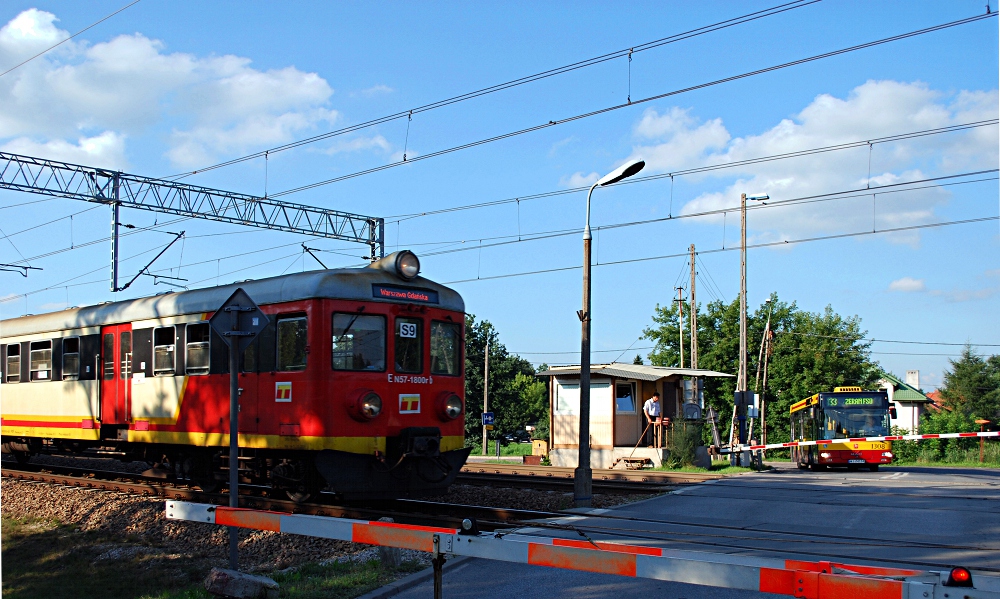 1308
MAN NM223.3 prod. 2003 [MAN D0836 LOH03/220KM]. Miałem szczęście, ale było już zbyt późno i nadjechało to wszystko zbyt szybko, by próbować złapać lepszy kadr (o ile dało by w ogóle radę) - jakkolwiek, myślę, że da się to oglądać z pewną przyjemnością
Słowa kluczowe: NM223 1308 133 Mehoffera