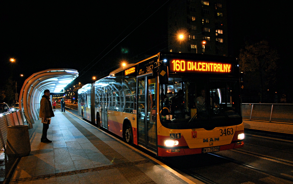 3463
MAN Lion's City G EEV (A23) prod. 2010 [MAN D2066 LUH48/360KM]. Najbardziej oryginalny w mieście przystanek autobusowo-tramwajowy ("Park Praski") największe wrażenie robi po zmroku. Budowa dwóch identycznych wiat przy placu Bankowym prawie już się zakończyła (oddanie do użytku w poniedziałek 10.10.2011).
Słowa kluczowe: LionsCityG 3463 160 AlejaSolidarności