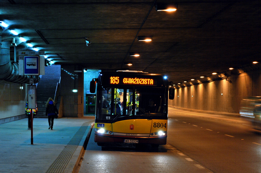 8804
Solaris Urbino 18 prod. 2008 [Paccar-DAF PR228S1/310KM].
 W pierwszej chwili pomyślałem, że nie dam rady, bo hałas jest zbyt wielki - że wrócę z zatyczkami lub słuchawkami i odpalę sobie muzyczkę i dopiero wtedy "upoluję"... Schowałem się jednak w windzie, gdzie hałas był o połowę mniejszy, czyli znośny, no i udało się przeczekać do czasu przyjazdu kolejnej brygady :P Jestem prawie pewien, że stąd zdjęcia jeszcze nie mieliśmy.
Słowa kluczowe: SU18 8804 185 WybrzeżeKościuszkowskie