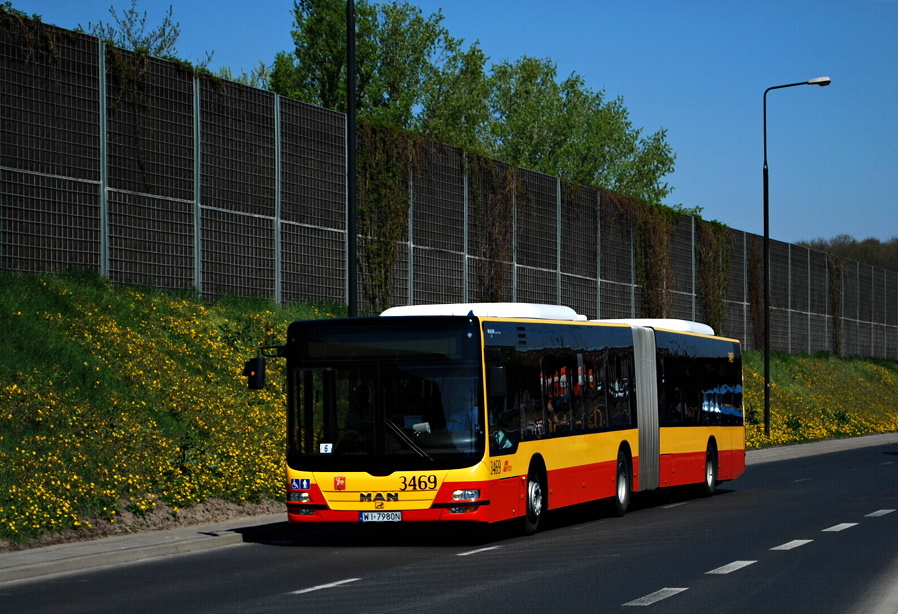 3469
MAN Lion's City G EEV (A23) prod. 2010 [MAN D2066LUH48/360KM]. Tryb świateł dziennych blokuje nie tylko czerwone tylne ale i obrysówki (boczne i górne). Seria tych wozów teoretycznie nastawiona jest na maksymalną oszczędnosc, także w kwestii przyspieszenia, jednak prądożerność i tak z pewnością jest ogromna - podczas postoju pozostają włączone wszystkie ekrany i dekoracje (w sumie 7 ekranów LCD).
Słowa kluczowe: LionsCityG 3469 186 AlejaPrymasaTysiąclecia