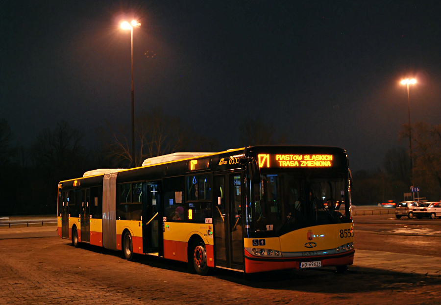 8555
Solaris Urbino 18 prod. 2011 [Paccar-DAF PR265S2/360KM]. Mocniejszy silnik, większe wyświetlacze zewnętrzne oraz kolejne monitory wewnątrz a także zwiększona ilość siedzeń - to najważniejsze na pierwszy rzut oka różnice pomiędzy nowymi Solarisami a poprzednimi. Wozy otrzymały też dodatkowy wywietlacz numeru linii w dolnej części pierwszej szyby. Ogólnie całość na plus. Czy któryś z "naszych" kierowców miał już okazję je prowadzić? Podzielcie się wrażeniami!
Słowa kluczowe: SU18 8555 171 Torwar