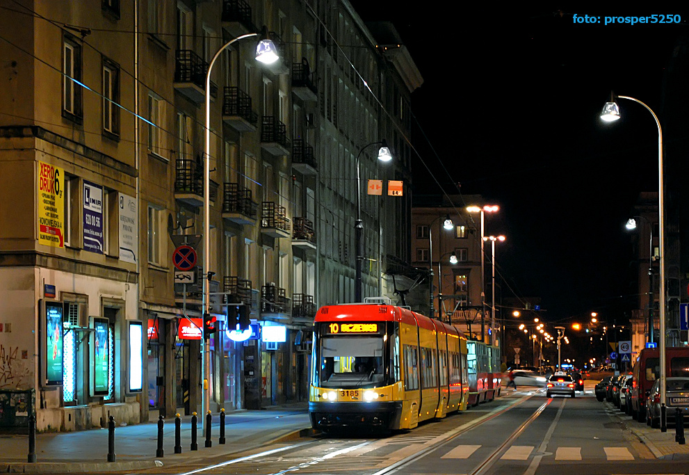 3185
PESA 120Na Swing prod. 2011. 
W związku z wyłączeniem kursowania metra na centralnym odcinku oraz zmniejszenia częstotliwości na północnym - tramwaje odgrywają teraz znacznie większą rolę w ogólnym transporcie zbiorowym. Pełno ich tu wszędzie i nadjeżdżają z każdej strony.
Słowa kluczowe: 120Na 3185 10 Nowowiejska