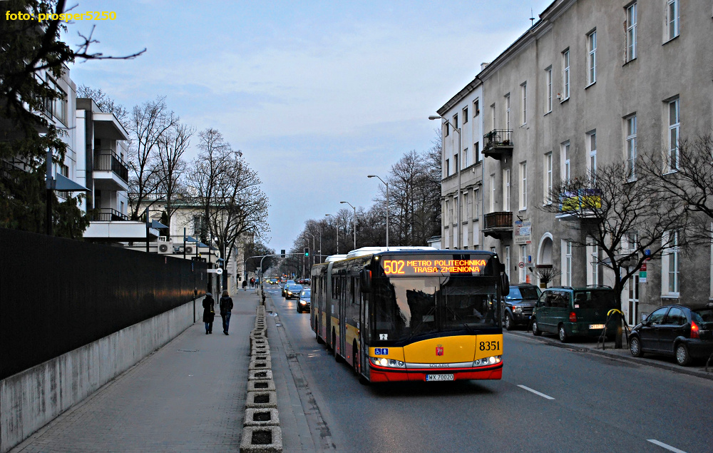 8351
Solaris Urbino 18 prod. 2011. Weekendowe frezowanie Śródmiejskiego odcinka Trasy Łazienkowskiej (w kierunku Ochoty) przegoniło kursujące tamtędy linie w aleje Ujazdowskie i Piękną, tu obok ambasady Stanów Zjednoczonych. 
Słowa kluczowe: SU18 8351 502 Piękna