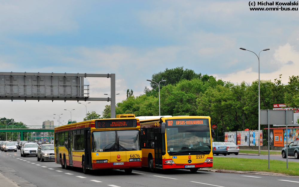 6876
Neoplan N4020td prod. 1998.

Nieszczęśliwie zdefektował akurat na środkowym pasie. Zdarzenie miało miejsce w niedzielę, w związku z czym utrudnień w ruchu właściwie nie było. Za autobusem kierowca postawił trójkąt ostrzegawczy i wóz miał włączone światła awaryjne.
Słowa kluczowe: N4020 6876 187 Czerniakowska