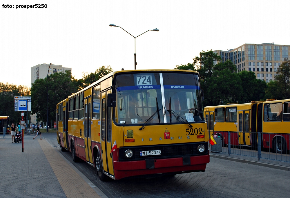 5202
Ikarus 280.37 prod. 1992. Straszny knot, bo pod słońce, ale ten wóz ma fory na zdjęciach :P A przejazd z doskonałym kierowcą to było niezapomniane przeżycie! Nie ma to jak po 20 latach utwierdzić się w przekonaniu, że to nie jest zwykły Ikarus! To jest PRAWDZIWY bizon! Kto by pomyślał, że wóz skończy żywot na R7, że to oni wyślą wóz na żyletki... Straszna to odpowiedzialność.
Słowa kluczowe: IK280 5202 724 MetroWilanowska