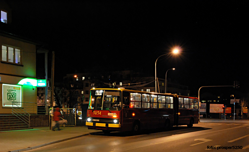 5254
Ikarus 280.37 prod. 1992. W poniedziałek - po sobotniej obecności jako jedna z trzech "gwiazd" na dziesięcioleciu TWB - wrócił do obsługi typowych dla siebie linii jak 186 (w szczycie A) i 709 (w B).
Słowa kluczowe: IK280 5254 709 Piaseczno