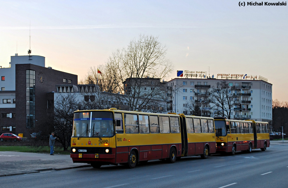 5202
Ikarus 280.37T prod. 1992.

Za czasów Inflanckiej wóz nie tylko pojawiał się na ówczesnym 511 ale i na Tarchodworach - na dawnych E-4, 509, 510 zwiedził te (wtedy) północnopraskie osiedla nie raz.

Pozdrowienia dla rewelacyjnego kierowcy, ma się rozumieć, ex-Inflanta.
Słowa kluczowe: IK280 5202 5250 511 Modlińska