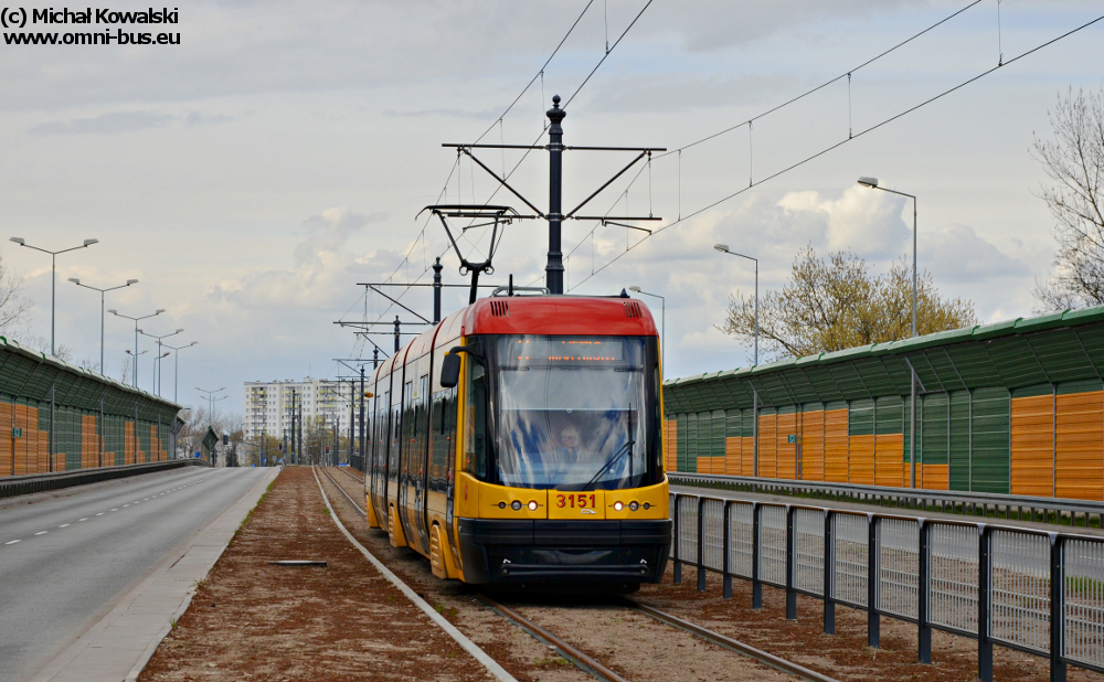 3151
Pesa 120Na Swing prod. 2010.

Postanowiłem sfocić 184. 
Kadruję raz, kadruję drugi - a tu cały czas 11 wychodzi... Za trzecim razem poddałem się, najwidoczniej niczym się nie różnią te linie :-P
Słowa kluczowe: 120Na 3151 11 PowstańcówŚląskich