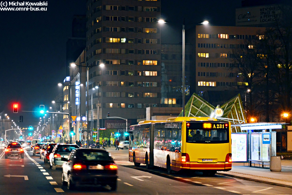 A231
MAN Lion's City G A23 prod. 2006.

Chciałem sfocić gazowca, który śmigał brygadę wcześniej ale na Świętkorzyskiej przed dwudziestą nie da się zrobić zaplanowanego zdjęcia autobusu niezasłoniętego przez puszkę. Trzeba było 'brać' co się dało a ja chciałem 'wziąć' przede wszystkim nową Świętokrzyską a plusem dodanym miał być gazowiec.
Słowa kluczowe: LionsCityG A231 518 Świętokrzyska