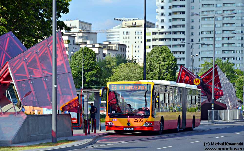 2205
Mercedes O628 Conecto G prod. 2012.

Oświetlony przez szklane tafle daszków wejścia na stację metra Rondo Daszyńskiego. 
Słowa kluczowe: ConectoG 2205 E-5 RodnoDaszyńskiego Prosta