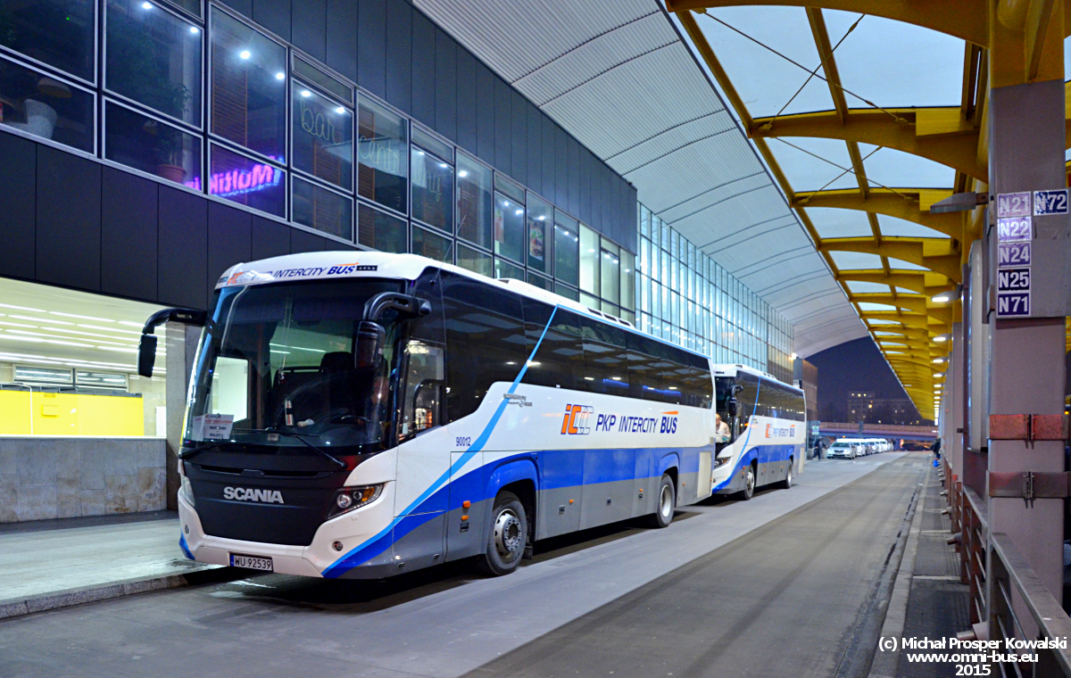 90012
Scania TK400EB Touring HD prod. 2010.

Tu jako KKA - Kolejowa Komunikacja Autobusowa. 
Stwierdzam, że malowanie PKP IC lepiej prezentuje się na Flirtach i Dartach niż na autokarach :-P
Słowa kluczowe: TK400EB WU92539 90012 PKSOstrołęka PKPIC DworzecCentralny KKA