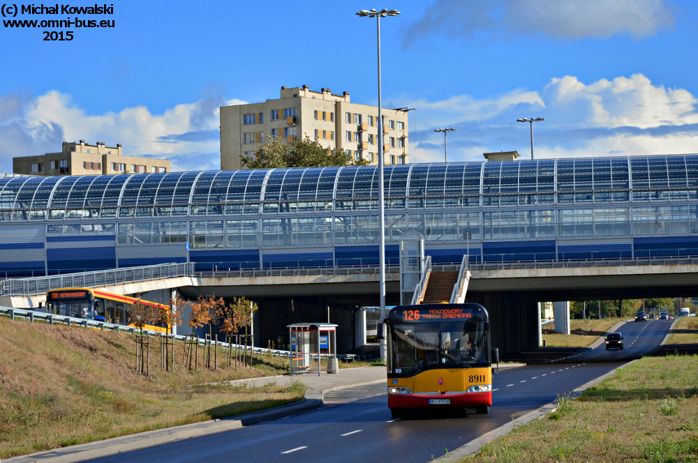 8911
Solaris Urbino 15 prod. 2001.

Wszyscy wiemy co się stało: chiński dostawca podzespołów do brytyjskich silników Cumminsa (w które to wyposażone są Autosany SanCity) nawalił, ponieważ w jego fabryce nastąpił poważny wybuch. Zatem przewoźnik który wygrał przetarg na obsługę m. in. linii 126 czyli Europa Express City (EEC) nie otrzymał na czas autobusów, które zamówił.

ZTM zorganizował zastępstwo w postaci wozów z MZA i Mobilisu (nieoficjalnie gotowość niesienia pomocy zgłosili MZA, Mobilis i Michalczewski). 

Jak powszechnie wiadomo Miejskie Zakłady Autobusowe nie posiadają wolnych wozów w postaci solówek i mniejszych, brygady obsadzono więc wozami wielkopojemnymi.
Mobilis zatrudniony również do tej akcji pomocowej wystawił w tym dniu swojego U12 I. Nie był to jednak A126... :-P
Słowa kluczowe: SU15 8911 126 Marywilska