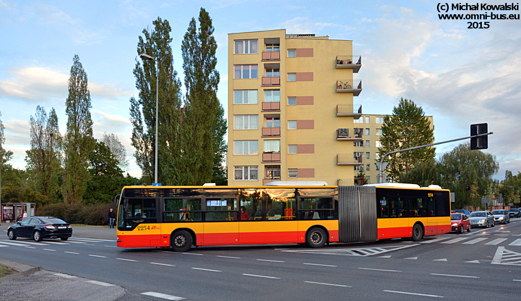 2254
Mercedes-Benz O628 Conecto G prod. 2012.

Stołeczny zbiorkom przywitał wrzesień ciekawostką - przeguby obrodziły na dwóch typowo solowych liniach - 126 i 212. Niestety cała sytuacja jest bardziej przykra niż fajna, choć z punktu widzenia fotograficznego ciekawa...
Słowa kluczowe: ConectoG 2254 212 Starzyńskiego Namysłowska