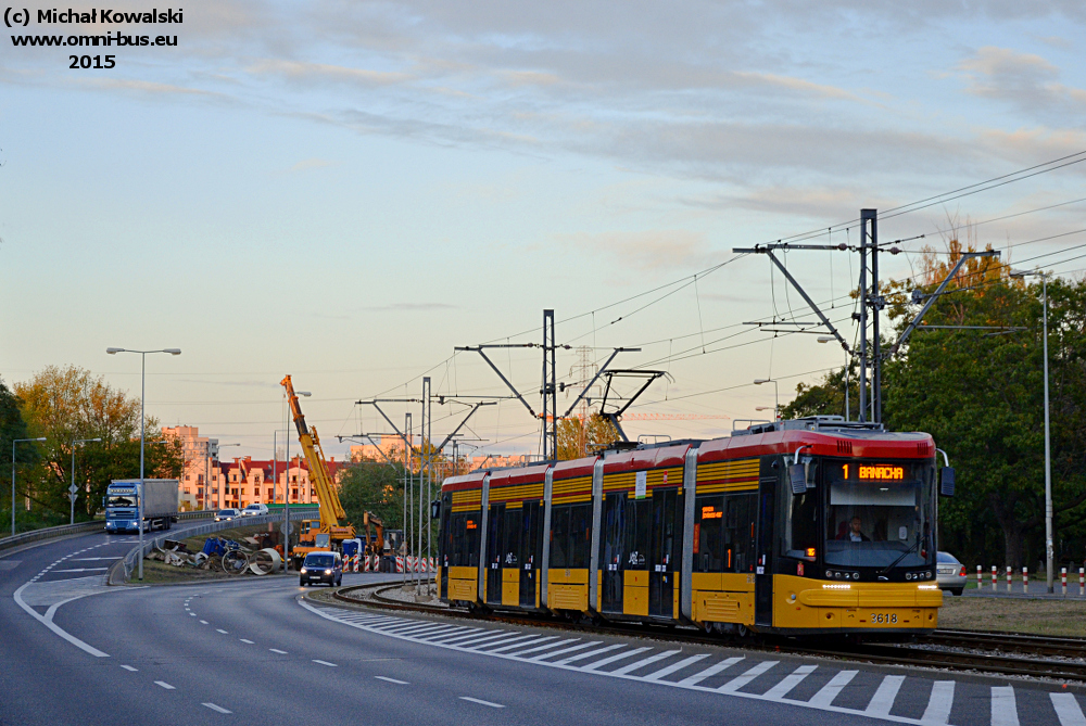 3618
Pesa 128N prod. 2015.

Początkowo była nawet co trzy minuty, teraz co osiem.

Linii remontują tory - najpierw na Ochocie (jeszcze przystanki przy Bitwy są dopieszczane i tłuczeń rozgrzebany), teraz na całej długości na Targówku (i jej białołęckim kawalątku).
Słowa kluczowe: 128N 3618 1 Starzyńskiego