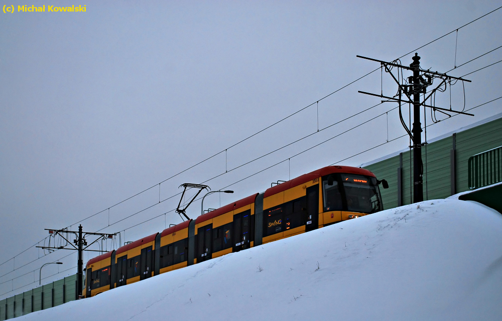 3503
PESA 120NaDuo prod. 2012.
Przed wjazdem na wiadukt nad ulicą Świderską i przystanek o tej samej nazwie.
Szkoda że nie zainstalowano wind - wejścia do szybów zabite są tzw. dechami... 
[url=http://www.fotosik.pl/pokaz_obrazek/483401339bc30931.html]zdjęcie owych wind[/url]
Słowa kluczowe: 120NaDuo 3503 2 TMP Świderska