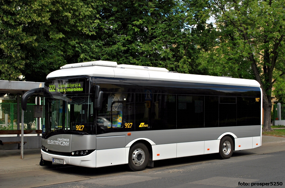 927
Solaris Urbino 8,9 LE Electric prod. 2012. 

Niewątpliwie jest to ciekawe auto i być może pomysł na zbiorkom przyszłości (lobby paliwowe jest jednak bardzo silne, jeśli nie najmocniejsze z wszystkich branż), ale widać niedoróbki wykonania. W Lion's City takie "białe fugi" szyb by nie przeszły. Tam jest poprowadzona "tafla szkła" przez obydwie sekcje, bez żadnych lipnych "ramek" - po prostu nie widać brzydkich łączeń szyb.
Słowa kluczowe: SU8,9LE Electric 927 222 Spartańska