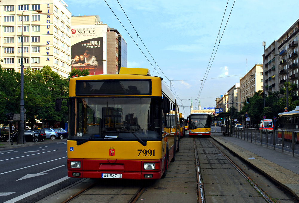 7991
Jelcz M181M prod. 1999. "Taksówki" ZTM w oczekiwaniu na rozwózkę kibiców EURO2012 oglądających mecz na telebimie zlokalizowanym na placu Defilad.
Słowa kluczowe: M181M 7991 EURO2012 Marszałkowska