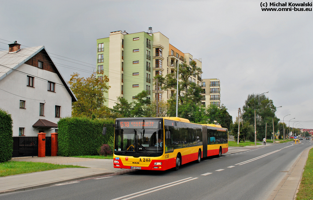 A243
MAN Lion's City G A23 prod. 2006.

Kolejny "po nowemu" na odcinku Świderskiej, którą jeszcze niedawno autobusy poruszały się tylko jednokierunkowo, w stronę Nowodworów.
Słowa kluczowe: LionsCityG A243 518 Świderska