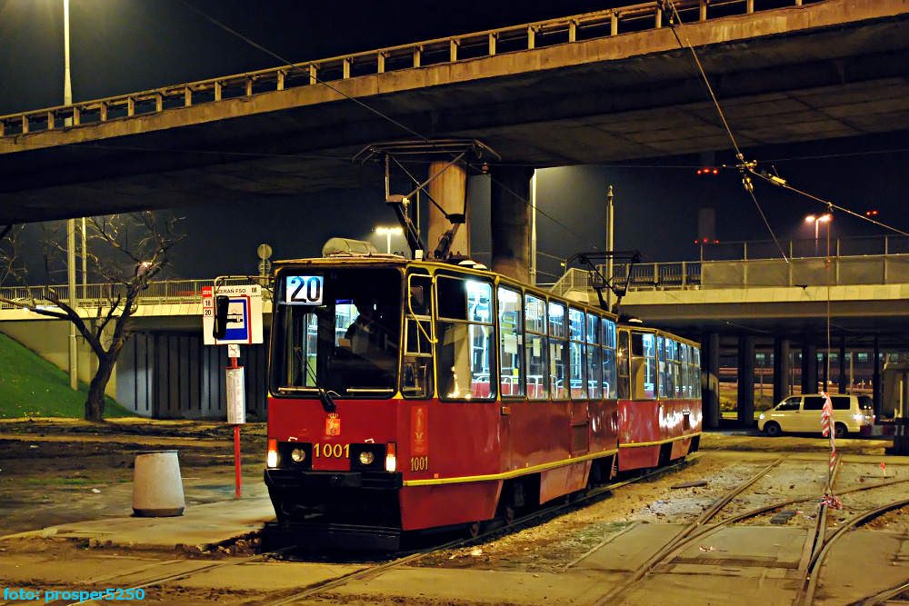 1001+1000
Konstal 105Na prod. 1975. 
Jeden z ostatnich normalnie wyglądających składów akwariów na nienormalnej pętli. Przez pół roku zmieniło się tyle co powieszenie drutu zwierającego fazę (z linii napowietrznej do szyny, po prawej).
http://omni-bus.eu/omnigaleria/displayimage.php?pid=941
Słowa kluczowe: 105Na 1001+1000 20 ŻerańFSO