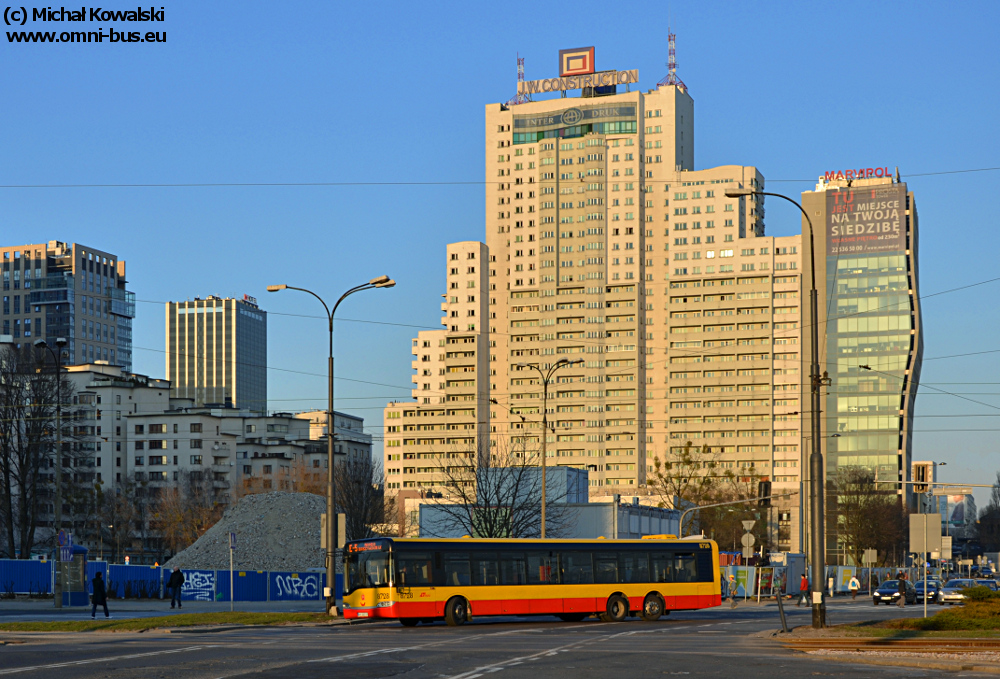 8728
Solaris Urbino 15 prod. 2001

Na E-5 głównie krążą przeguby, zwykle Conecta. Oczekiwałem więc Mercedesa, stresując się jedynie puszkami wjeżdżającymi w kadr... Postanowiłem jednak, że na zdjęciu pojawi się tylko autobus, ewentualnie tramwaj.
Nagle zaświstało, zawyło i pojawił się ten grzmot ;-)

Polecam kliknięcie tagu linii - kryje się tam coś przyjemnego dla oka.
Słowa kluczowe: SU15 8728 E-5 RondoDaszyńskiego