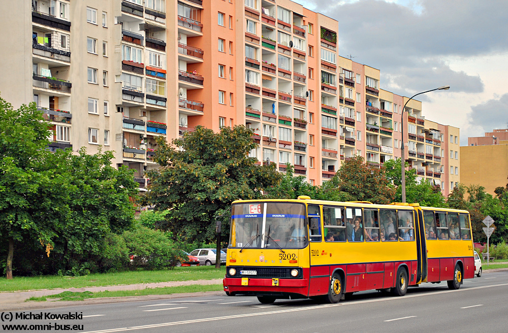 5202
Ikarus 280.37T prod. 1992 u schyłku. 
Ostatecznie padł na R13 na silnik. W międzyczasie pojawiła się plota, że w czasach gdy sterczał pod chmurką na R-7 z awarią skrzyni, to zapodano mu którąś ze zmagazynowanych sprawnych sztuk z pchaczy (pasować by pasowała, bo pchacze miały piątkę ZeteFa jak i oryginał bizona ze zdjęcia). Całkiem więc możliwe, że w ostatnim roku jazd był to "pchaczo-bizon".
Słowa kluczowe: IK280 5202 5250 E-6 Myśliborska