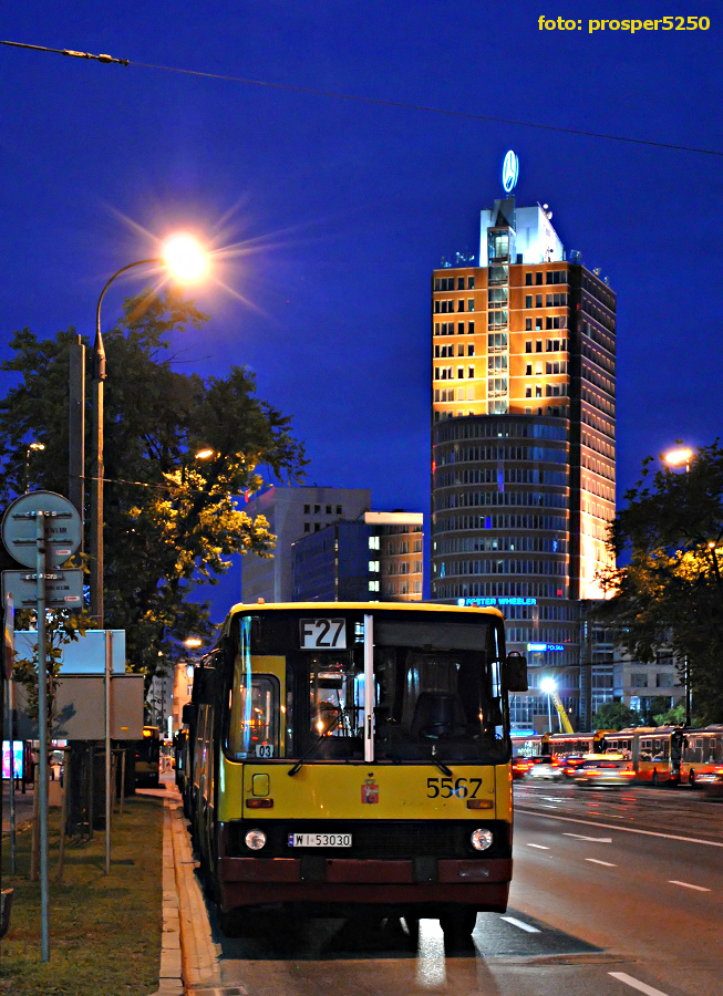 5567
Ikarus 280.70E prod. 1995. Wyprostowanie tego zdjęcia to było wyzwanie a efekt końcowy mnie nie zadowala, no ale trudno, nie musi być idealnie proste. 
Kierowcą okazał się znany w "branży" Adam8711, którego pozdrawiam i ponawiam zaproszenie do grona "omni-buserów" :)
Słowa kluczowe: IK280 5567 F27 AlejaJanaPawłaII EURO2012