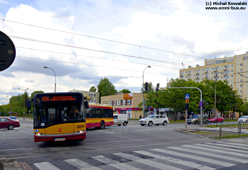 8895
Solaris Urbino 18 prod. 2009.

Niestety panie kierowco i cała reszto (z wyjątkiem nielicznych) robicie podstawowy błąd najpierw stojąc na Broniewskiego na lewoskręcie długimi ninutami w korku, tylko po to, by natępnie wtranżolić się w zatkaną kompletnie Rudnickiego. Od Broniewskiego po Kochanowskiego stoją po 3 186 i po 2, 3 414. Nie dziwne, że na Szczęśliwice zajeżdża po 5 brygad, o czym donoszą kierowcy na prywatnych profilach na FB. Jechać trzeba prosto pustą Broniewskiego przecznicę dalej do Galla Anonima i w lewo skręcić w Kochanowskiego, która blokuje się dopiero na rogu z Rudnickiego. W ten sposób zaoszczędza się 10 minut i tak co któryś tam rozsądny kierowca 186 czy 414 właśnie jedzie otrzymując oklaski od pasażerów.

Słowa kluczowe: SU18 8895 414 Rudnickiego