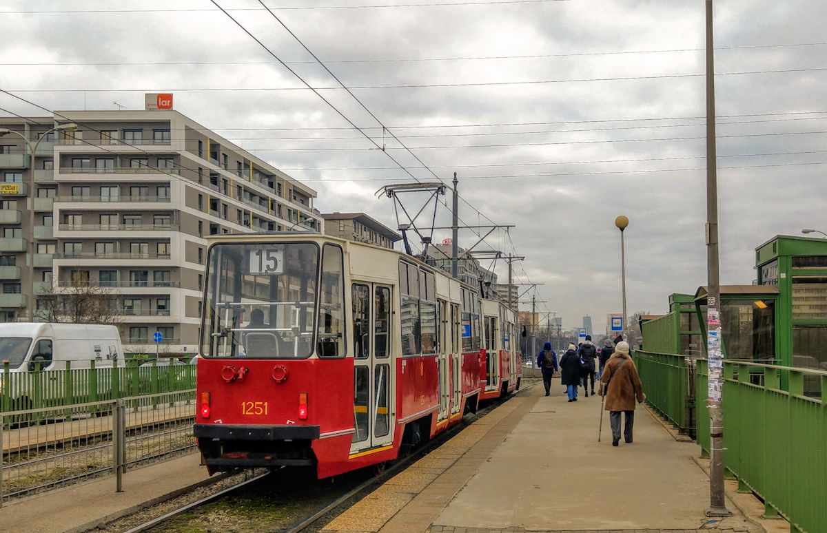 1252+1251
Konstal 105Na prod. 1988.

Trzaska ten trzaskacz?
Słowa kluczowe: 105Na 1252+1251 15 PKPRakowiec WarszawaRakowiec