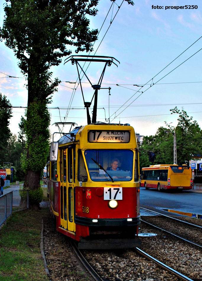 588+295
Konstal 13N prod. 1968. Ten drugi wagon nawet dwa lata starszy. Pozdrowienia dla motorowej z poczuciem humoru!
Słowa kluczowe: 13N 588 17 Rakowiecka