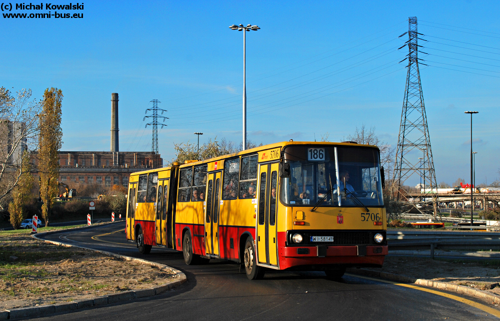 5706
Ikarus 280.70E prod. 1997.

Na końcówce objazdu. Teraz jeszcze trzeba odstać swoje przed znakiem STOP, czyli przepuścić pojazdy jadące od strony Bródna. Pozdrowienia dla kiera, który przyjacielsko pomachał.

Przy okazji zapraszam na blog "D jak Driver" autorstwa Marvina - link na stronie głównej w dolnej części prawej kolumny.
Słowa kluczowe: IK280 5706 186 Modlińska