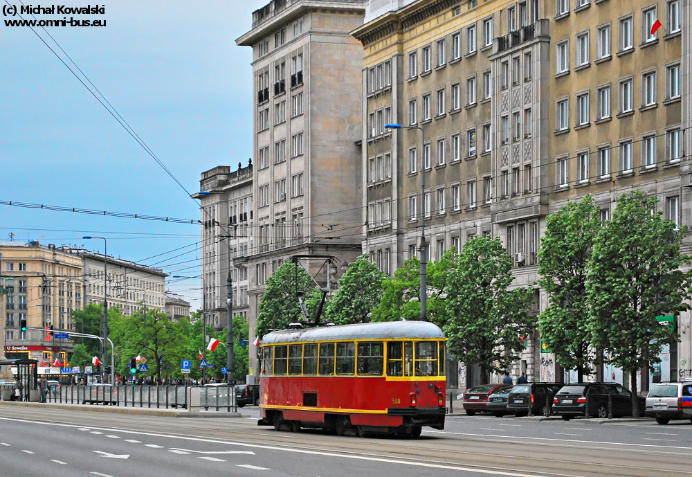 588
Konstal 13N prod. 1968.

Przejazd prawdopodobnie z R-4 do R-3. Sam wagon gdy był w ruchu, na Mokotowie stacjonował.
Słowa kluczowe: 13N 588 PT Marszałkowska