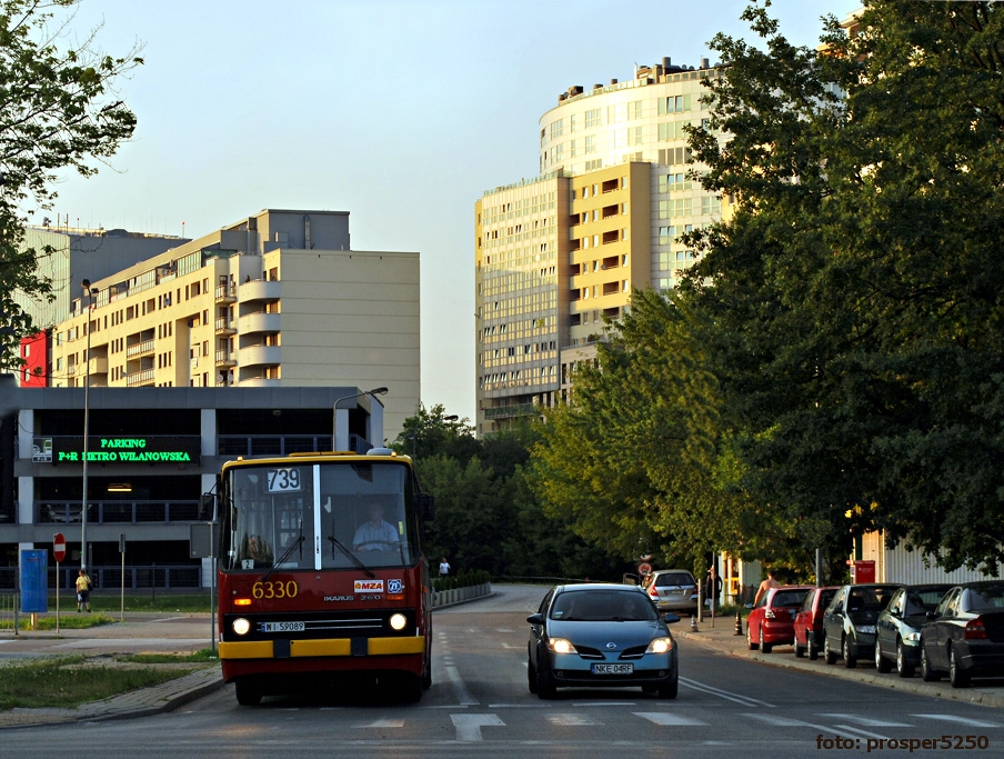 6330
Ikarus 260.73A prod. 1993. Na starcie wakacji już się porobiło - "święta krowa" na 739... Tymczasem ze zdjęcia wyklonowałem kilka zbędnych latarni, słupów i przede wszystkim gigantyczny sygnalizator świetlny, który zasłaniał ćwierć nieba. Ten przejarany czubek bloku też można by pozbawić nadmiernego światła, ale to już za wysokie progi dla mnie, jak na razie...
Słowa kluczowe: IK260 6330 739 AlejaWilanowska